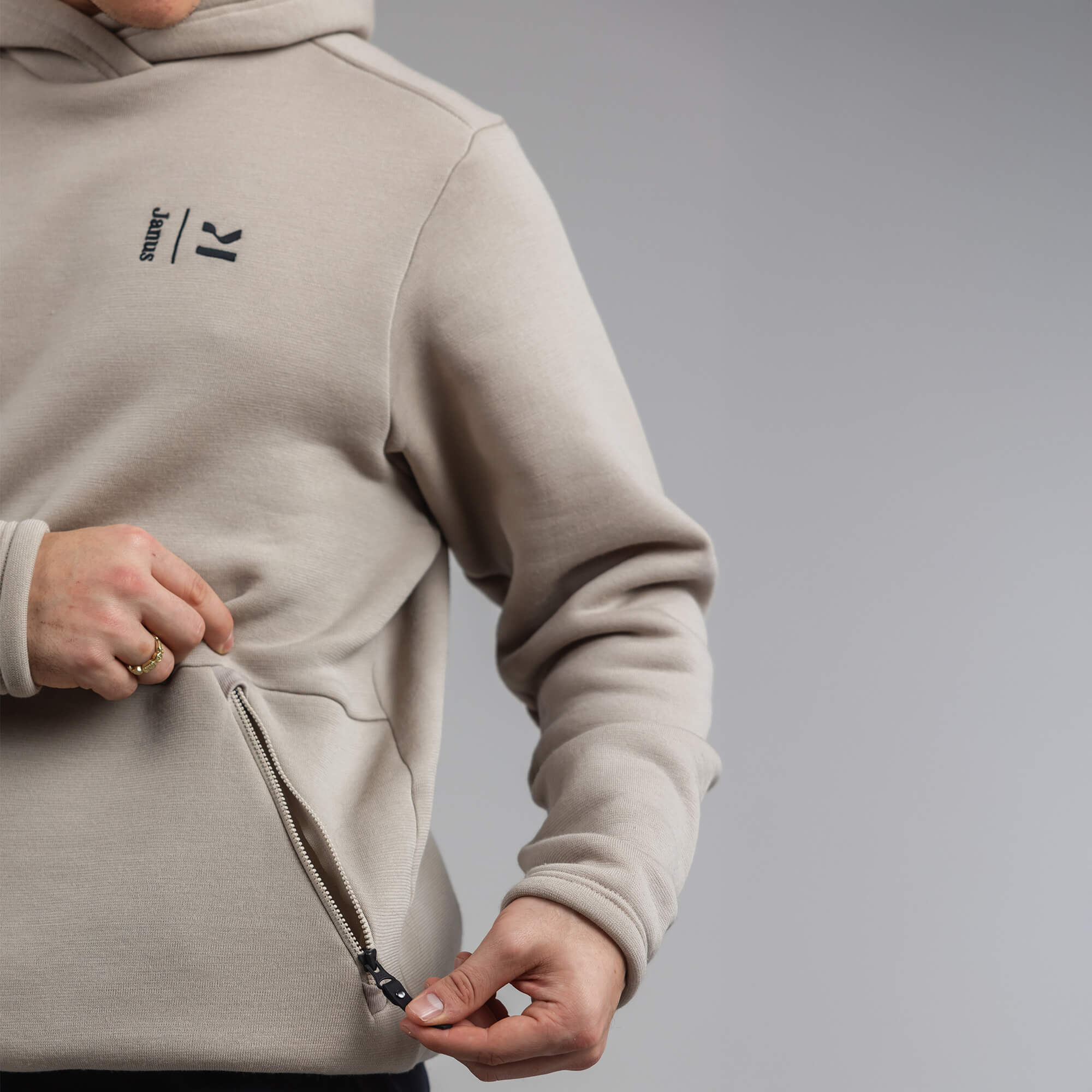 Detaljer, Janus x Kleveland ullfleece hettegenser til herre, farge beige