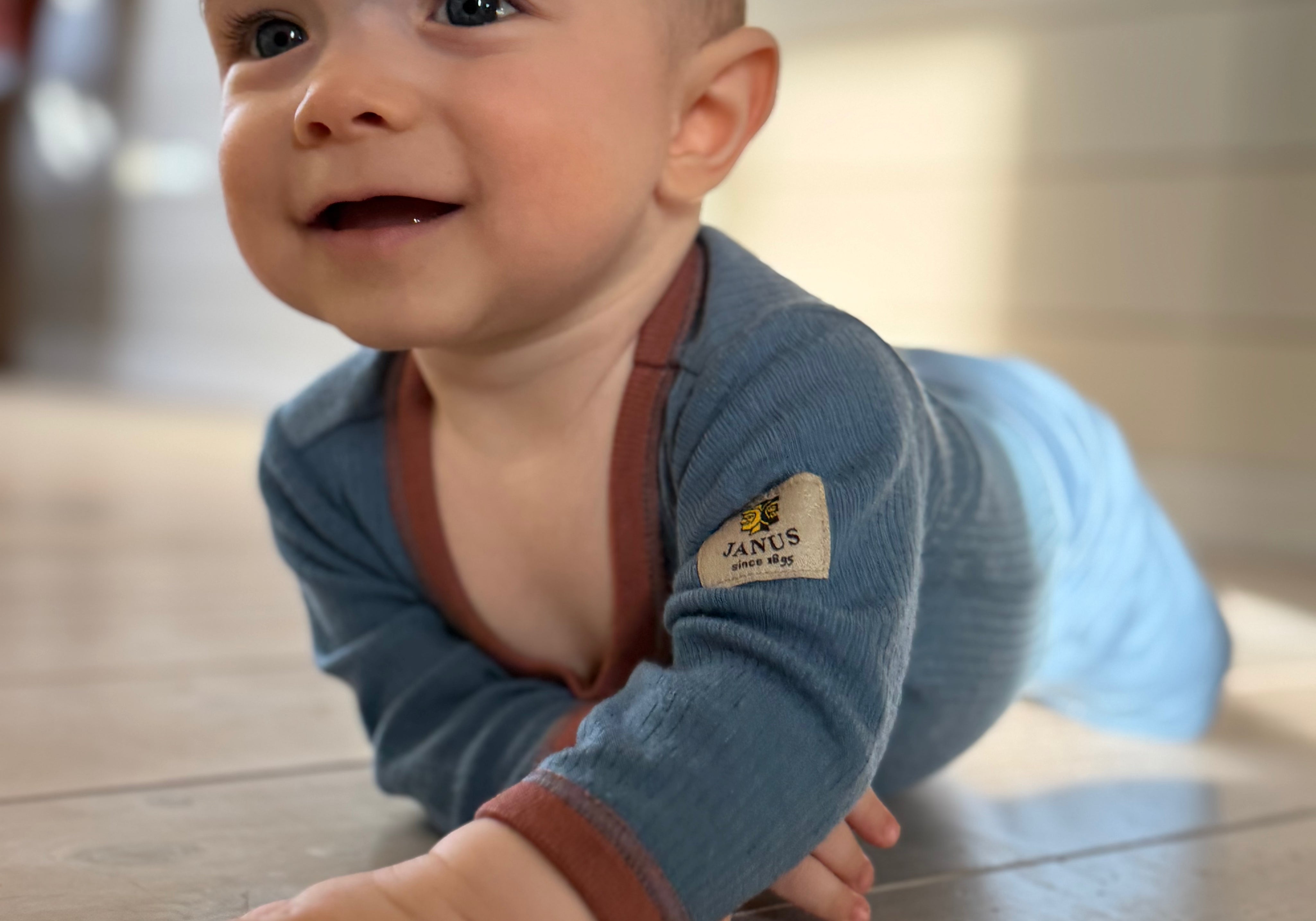 Baby med Janus ullbody i farge blå