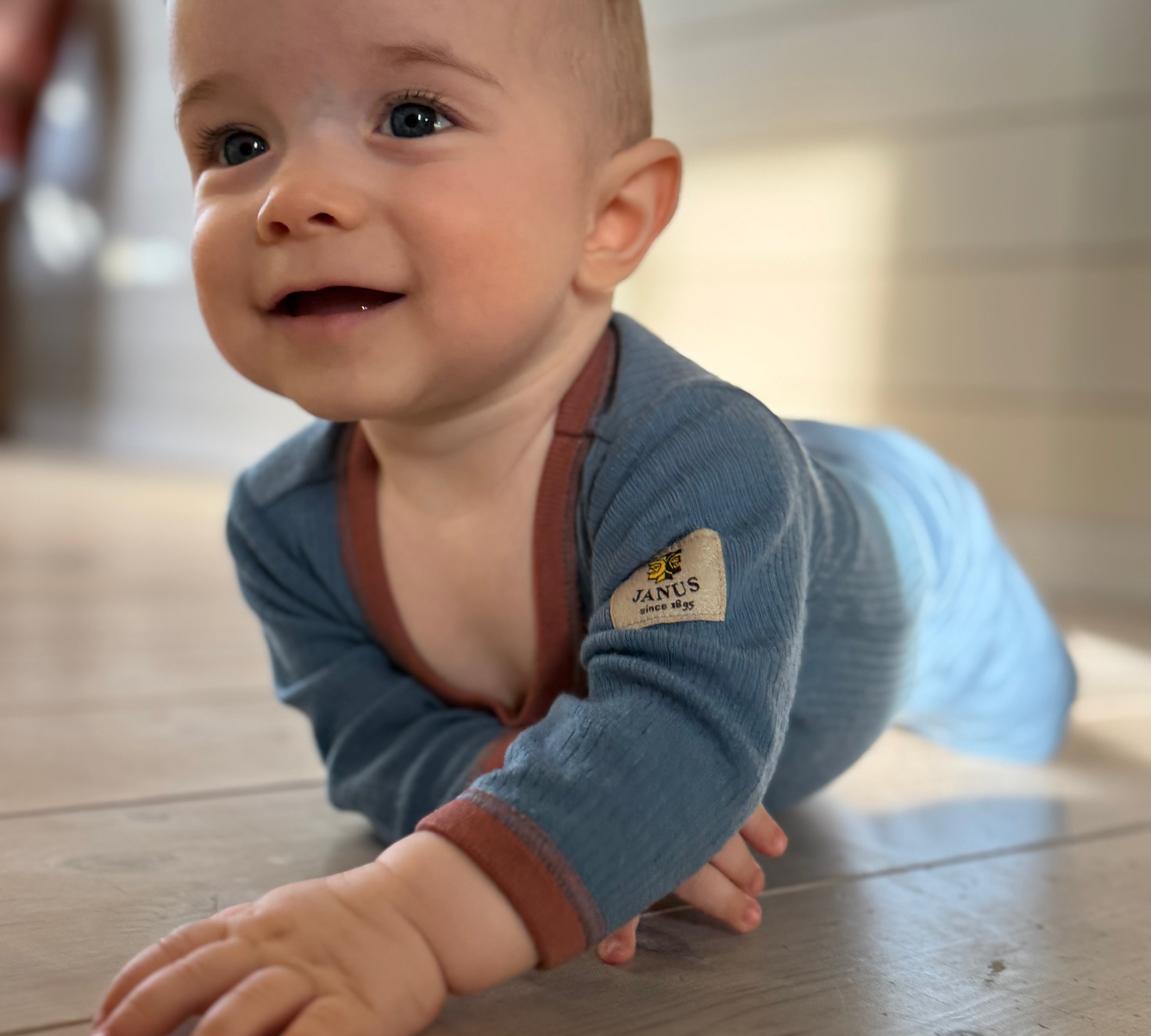 Baby med Janus ullbody i farge blå