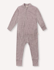 Beige melange long-sleeve baby jumpsuit with a front zipper that curves from the neck down to the left leg. Crafted from soft, stretchy, and lightweight merino fabric, it’s ideal for breathable sleepwear. The design is simple and free of patterns or prints. This product is called “Pyjamas – Merino Baby Light.”.