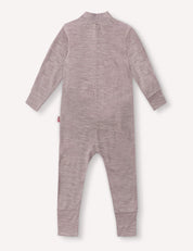 The Pyjamas – Merino Baby Light is a light mauve-colored, long-sleeve baby onesie shown from the back, featuring a simple and seamless design without any visible buttons or zippers. Crafted as breathable sleepwear, this onesie ensures comfort throughout the night.
