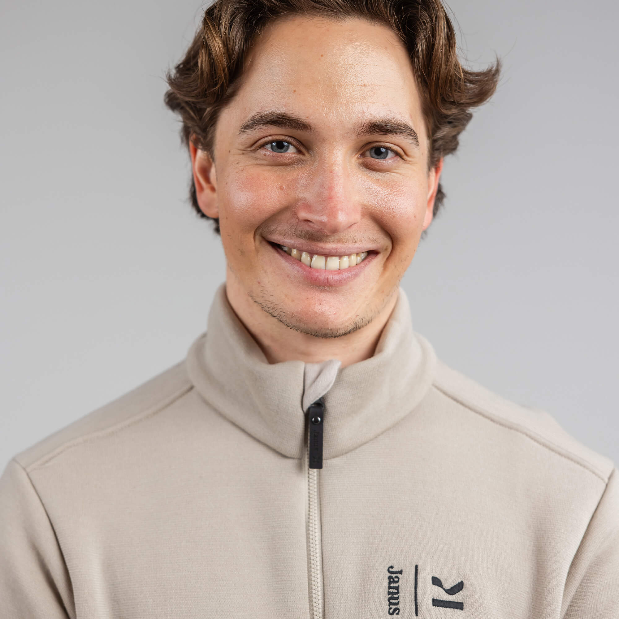 Detaljer, Janus x Kleveland ullfleece polo med zip til herre, farge beige