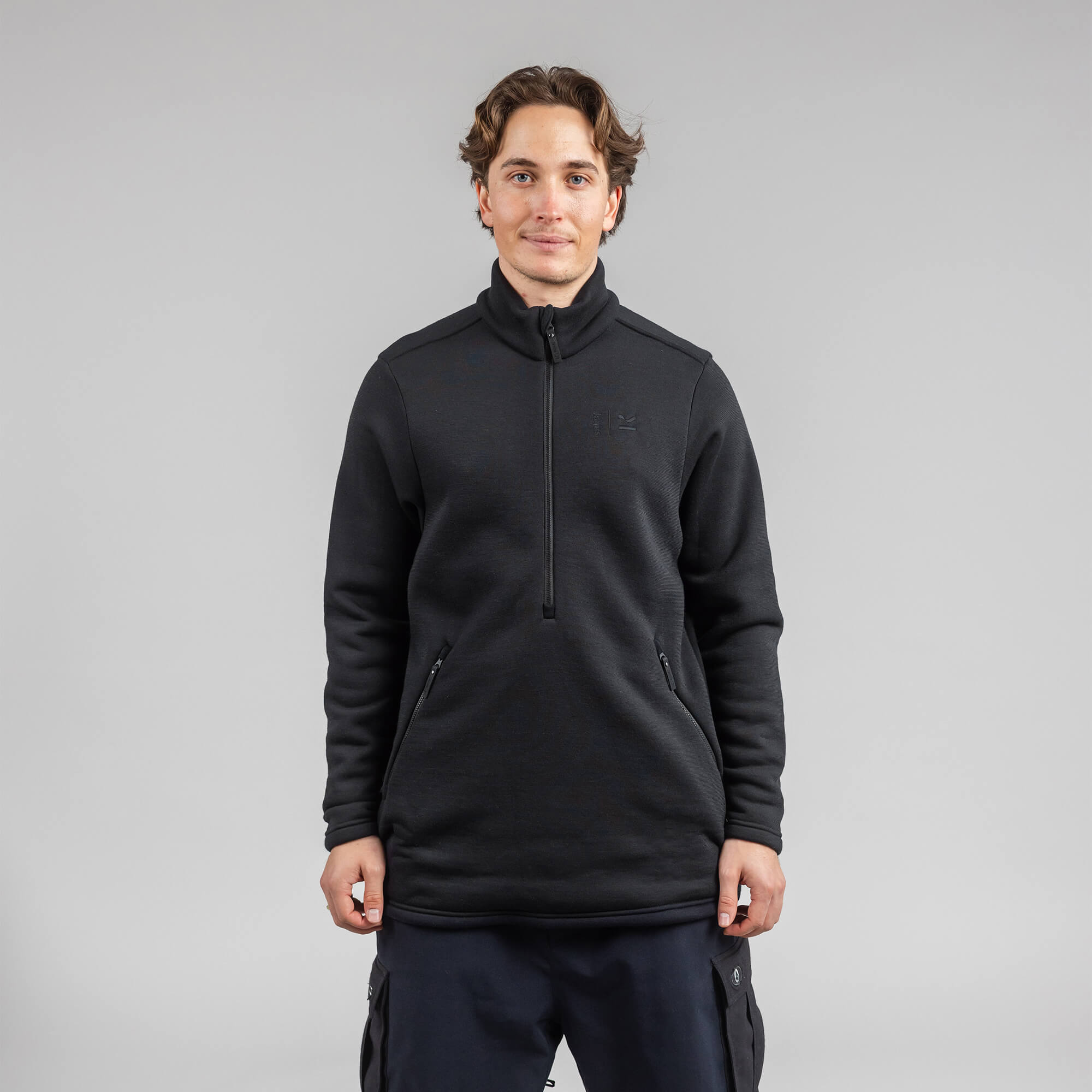 Janus x Kleveland ullfleece polo med zip til herre, farge svart