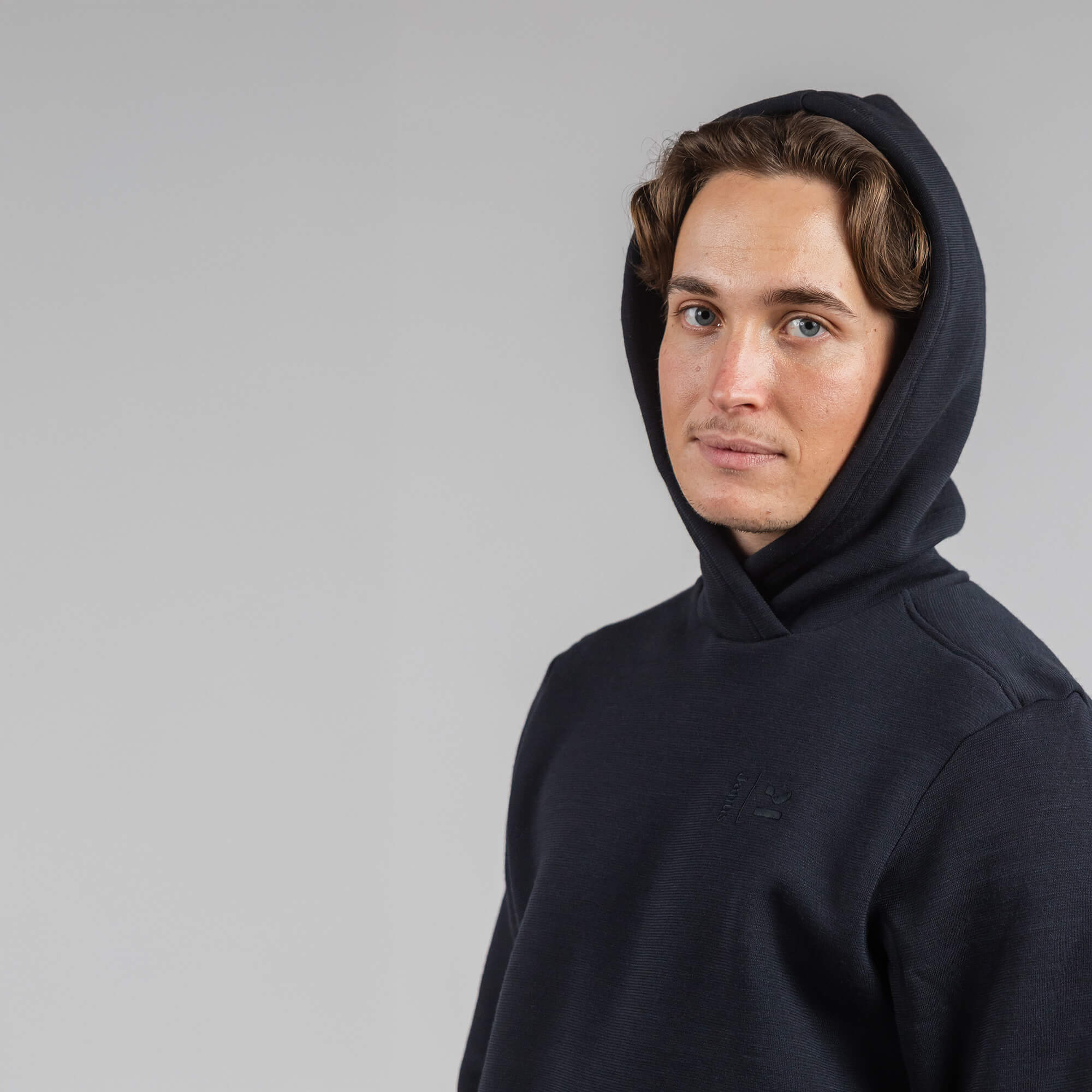 Detaljer, Janus x Kleveland ullfleece hettegenser til herre, farge svart