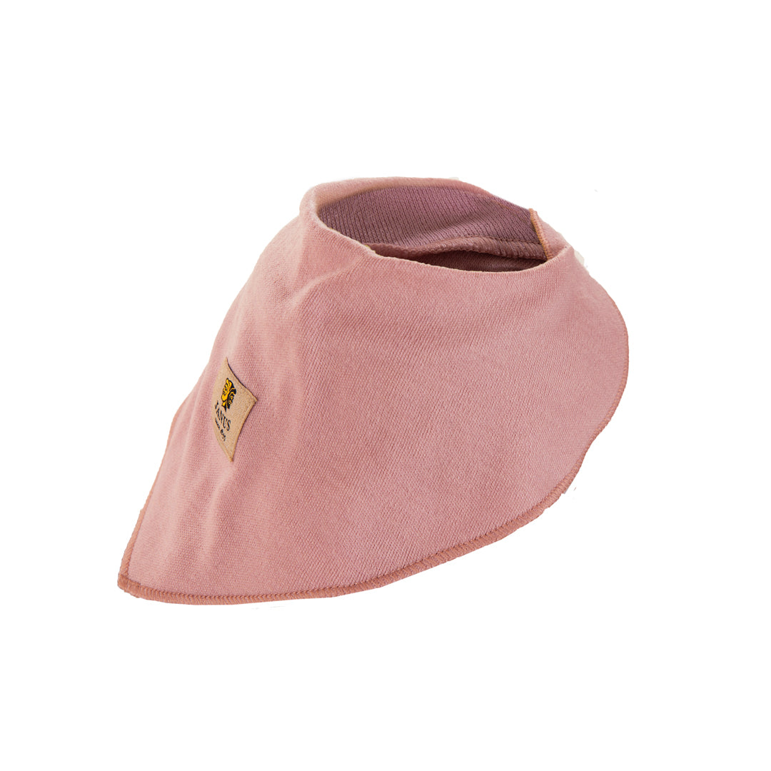The Bib with button merino - Janusull 215 Babies is a pink, triangular smekke bib made of soft merinoull, featuring a small rectangular patch logo on the front and displayed on a white background.