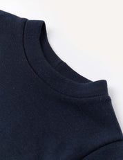 Close-up of the neckline and shoulder of the Pullover – Merino Baby AirWool in navy blue, displayed against a light background. The fabric looks thick and soft, providing breathable insulation.