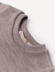 Close-up of the Body – Merino Baby AirWool shirt collar in mauve or taupe, highlighting the distinctive AirWool knit stitching and a portion of the inner label against a white background.