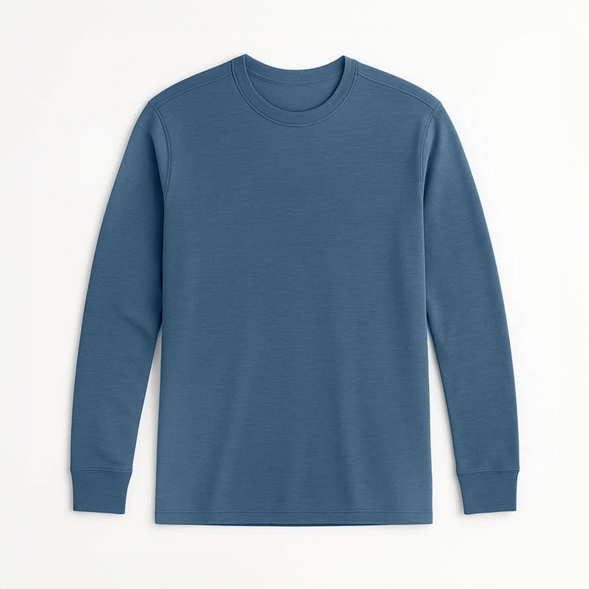 The Jersey merino - ReWool 200 Men in blue is a plain, long-sleeve crewneck made from sustainable surplus fabrics. It’s laid flat on a light background and features ribbed cuffs with a simple, logo-free design.