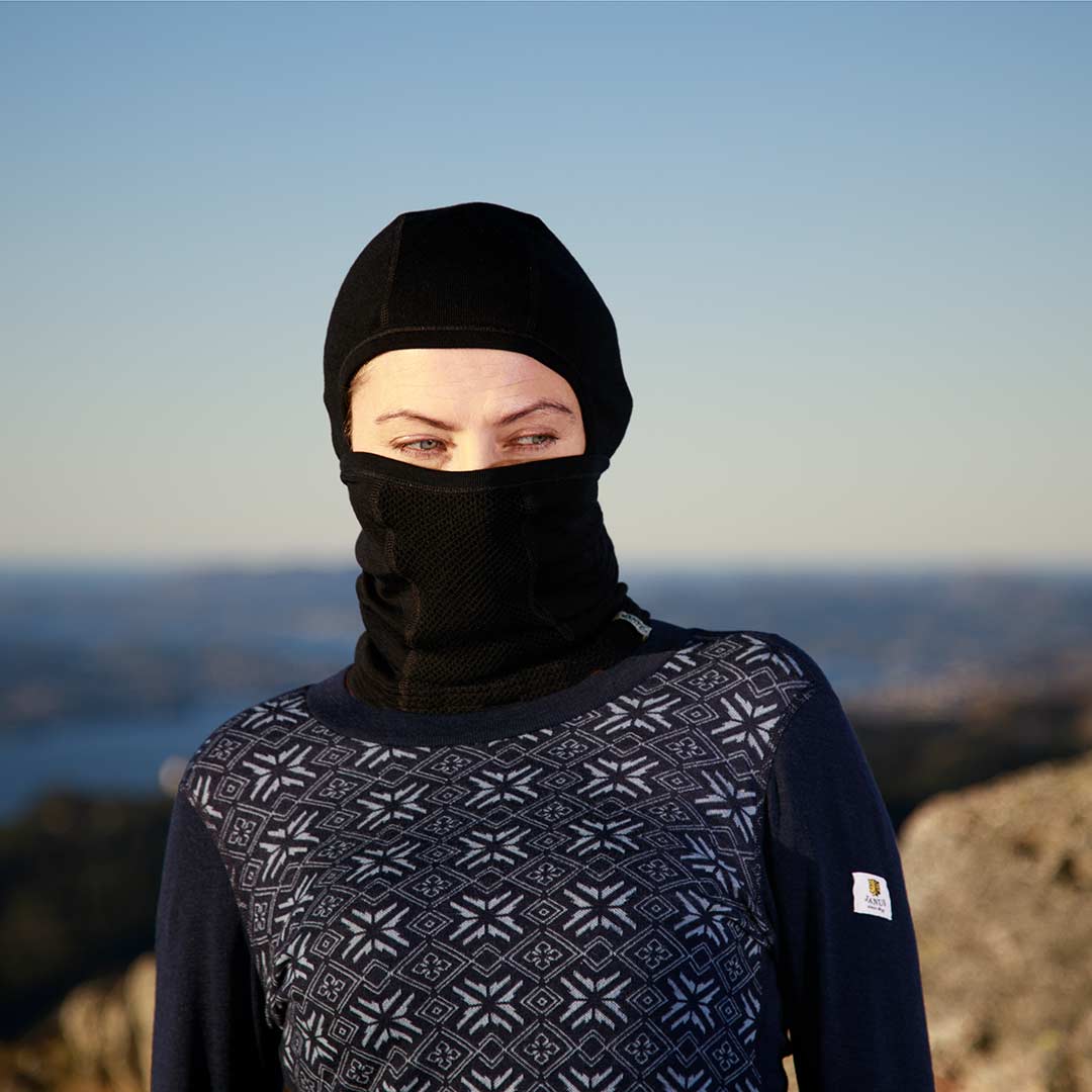 Dame med Janus balaclava i farge svart