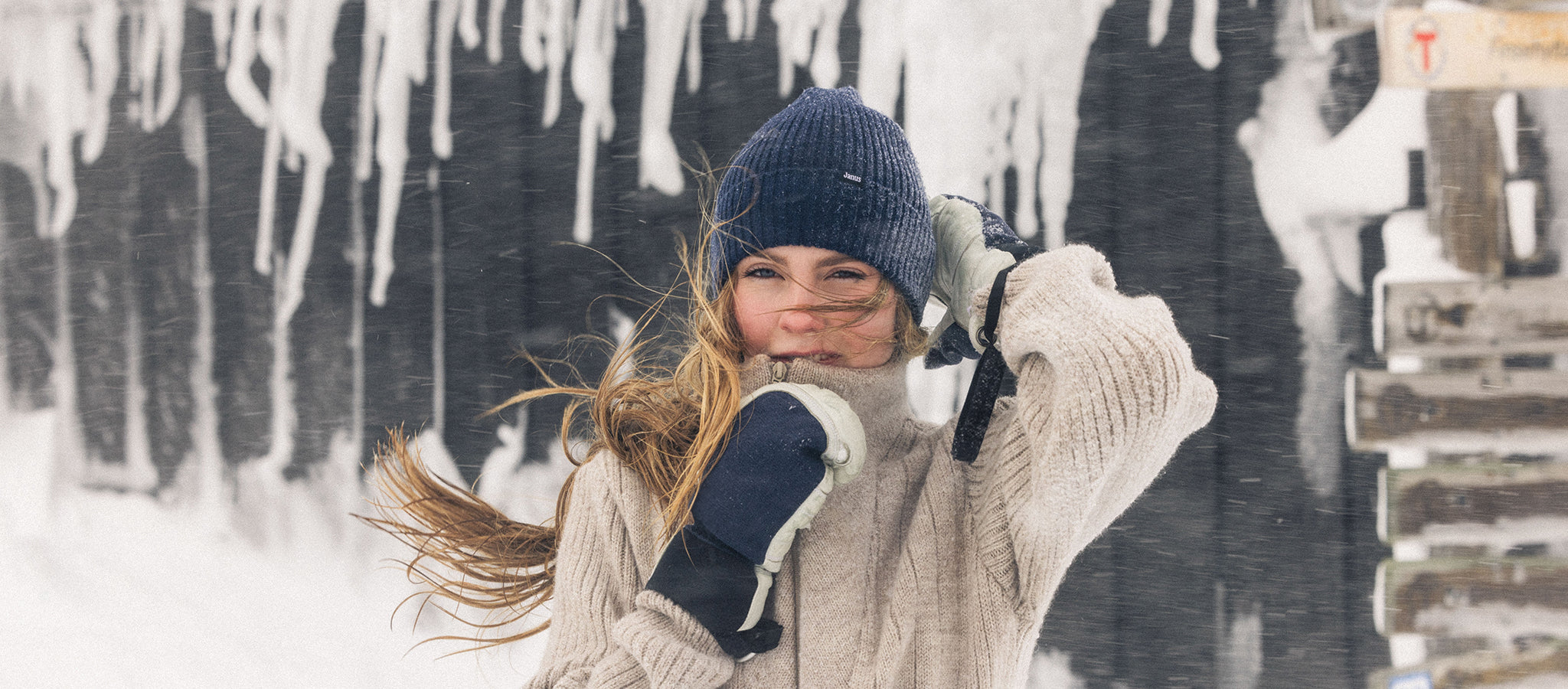 Dame på snøfjell med Janus Wool FInse genser i farge beige