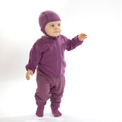 Baby med Janus ullsett i farge lilla