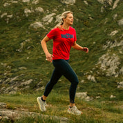 Jente løper på fjellet med Janus årets sommerull t-skjorte, farge rosa