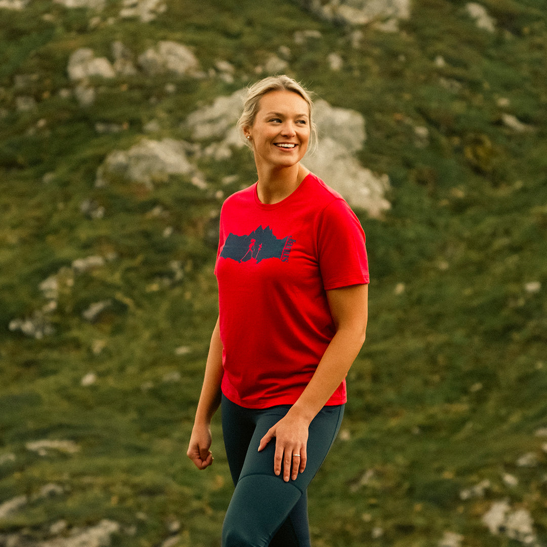 Jente på fjellet med Janus årets sommerull t-skjorte, farge rosa