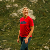 Jente på fjellet med Janus årets sommerull t-skjorte, farge rosa