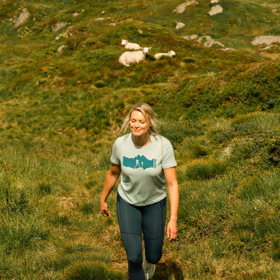 Dame på fjellet med Janus årets sommerull t-skjorte i turkis