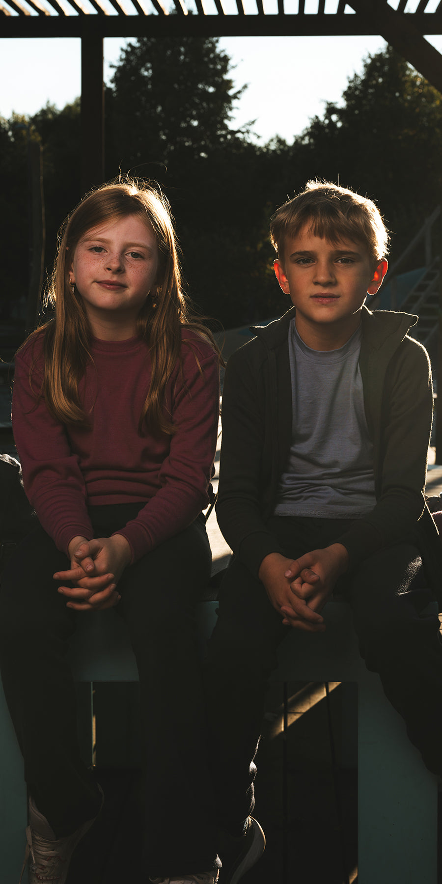 Janus_kids_front_lifestyle_bench_mobil_rev023.jpg