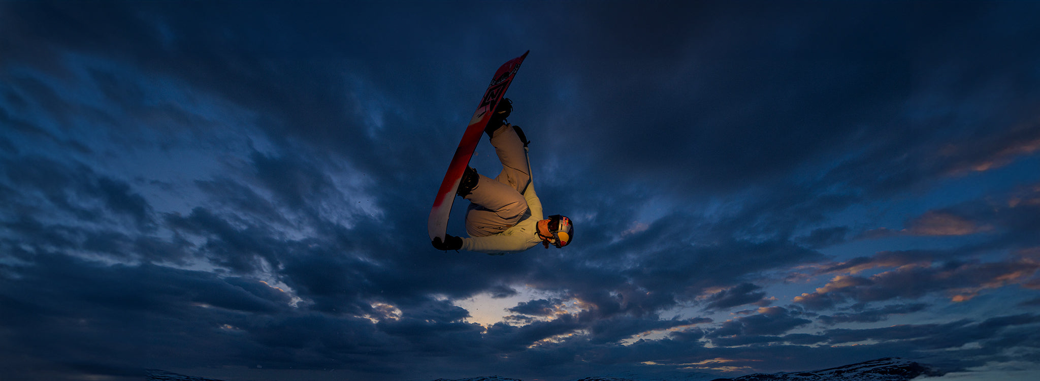 Marcus Kleveland med snowboard og Janus ullfleece trøye på, farge grønn