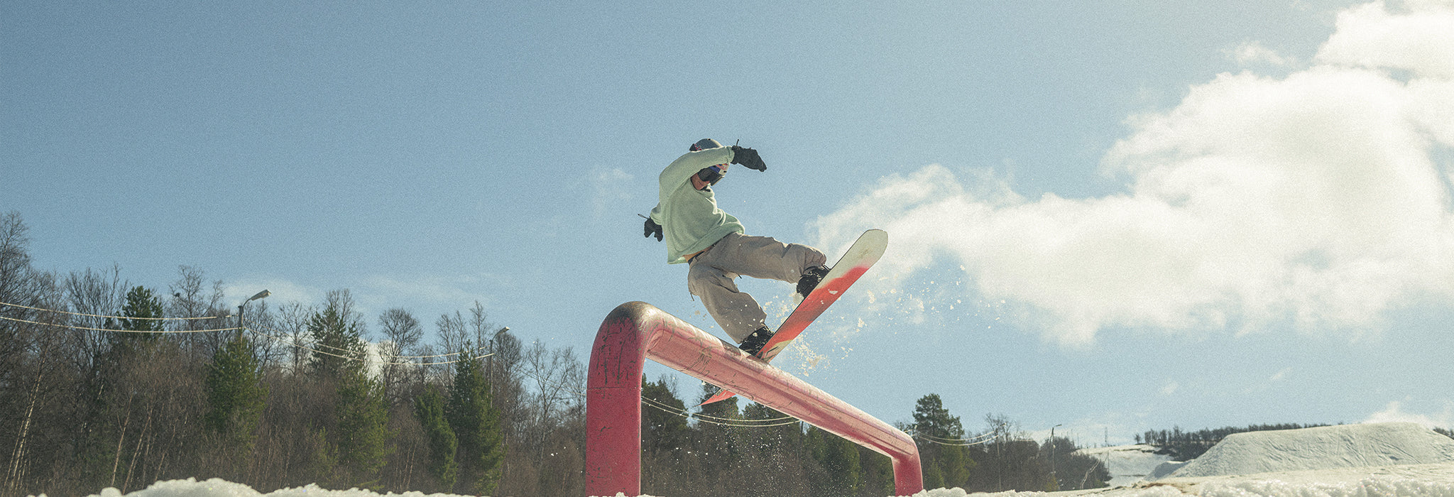 Kleveland med snøbrett og Janus ullfleece crew neck, farge grønn
