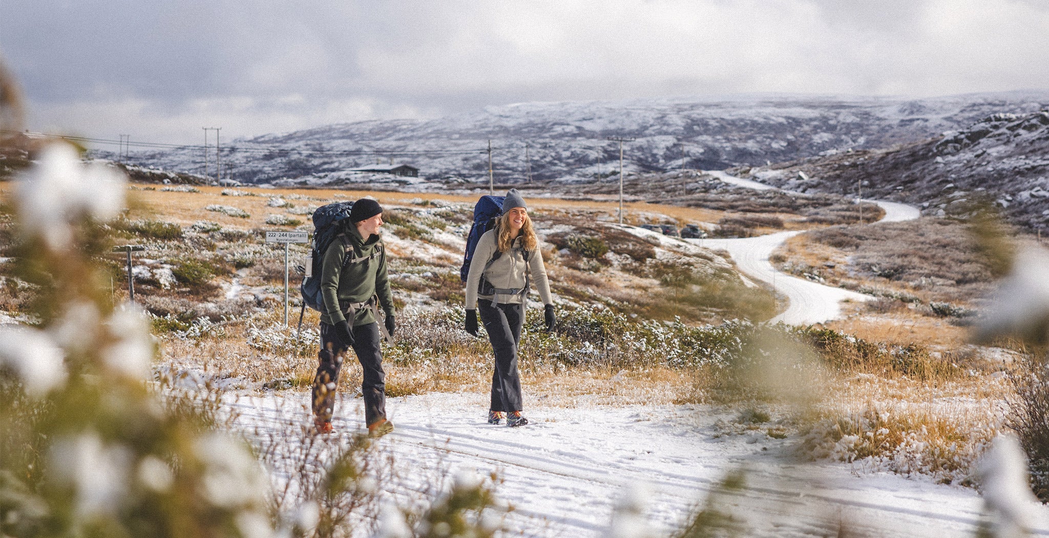 Gutt og jente på tur i fjellene, med Janus Wool ullundertøy på