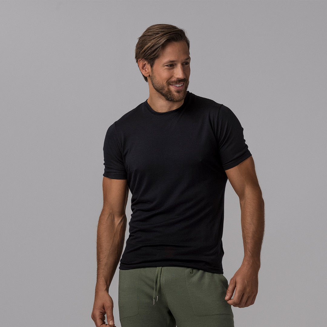 Mann med Janus merino t-skjorte, farge svart