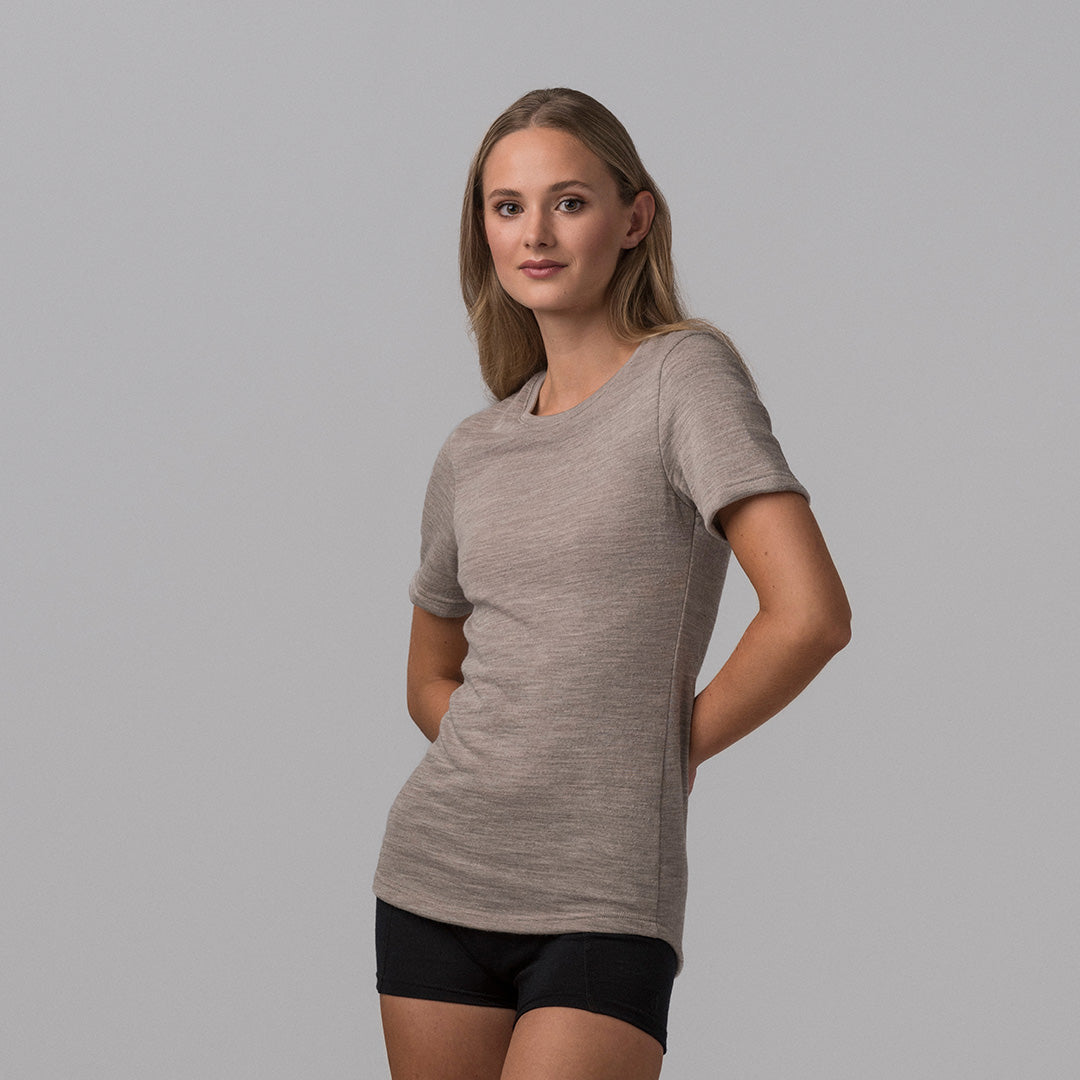 Jente med Janus Classic t-skjorte, farge beige