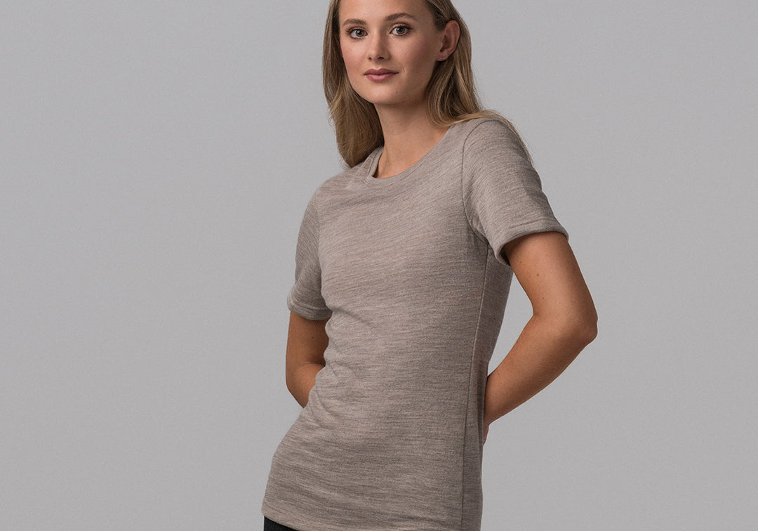 Jente med Janus Classic t-skjorte, farge beige