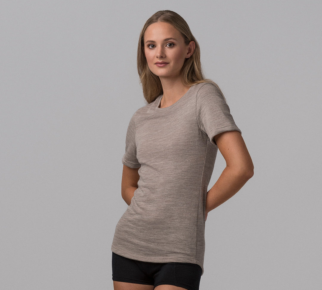 Jente med Janus Classic t-skjorte, farge beige
