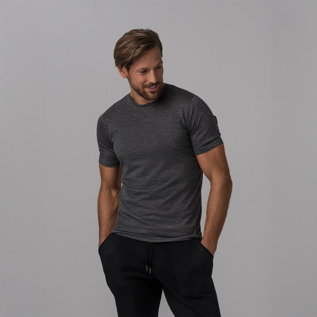 Mann med Janus Classic merinoull t-skjorte, grå